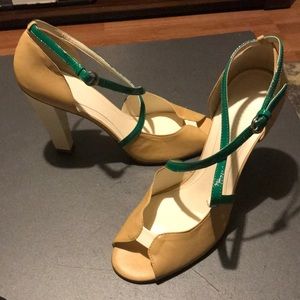 Peep toe shoe